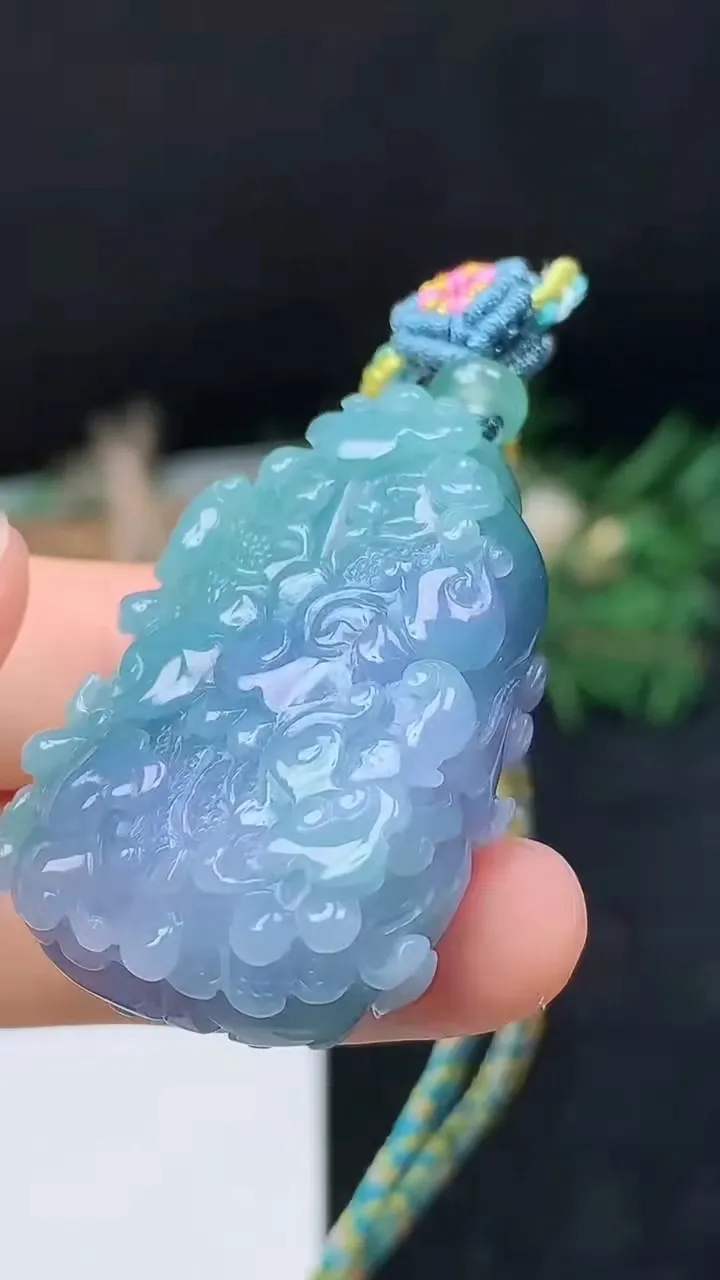 天然A货翡翠春带彩 紫罗兰白菜吊坠，尺寸36.6-25.7-11.8，重量:27.00g
10月18日