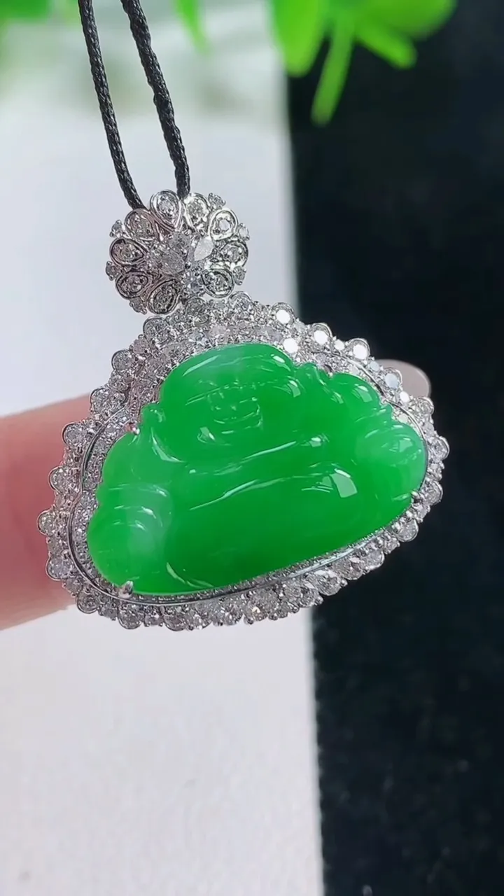 天然A货翡翠佛公吊坠，尺寸26.3-25.4-10裸石头13-19.7，重量:5.25g
10月18日