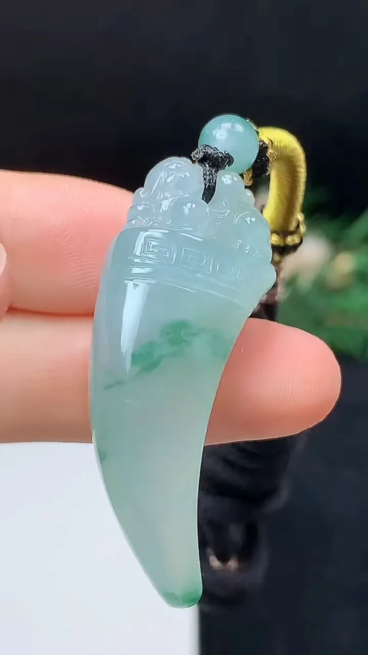 天然A货翡翠飘花狼牙吊坠，尺寸40.9-15.3-11.8，重量:15.90g
10月18日