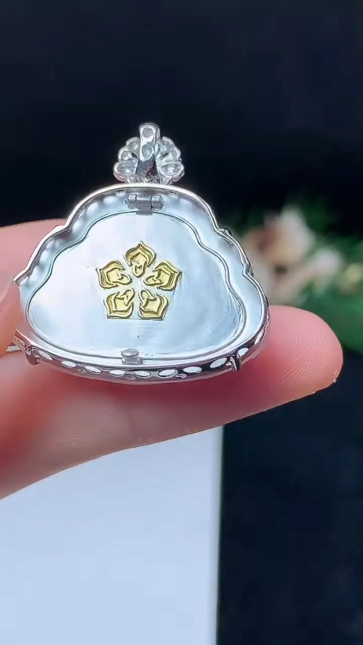 天然A货翡翠白冰佛公吊坠，尺寸20.8-27.7-7.2，重量:7.60g
10月18日