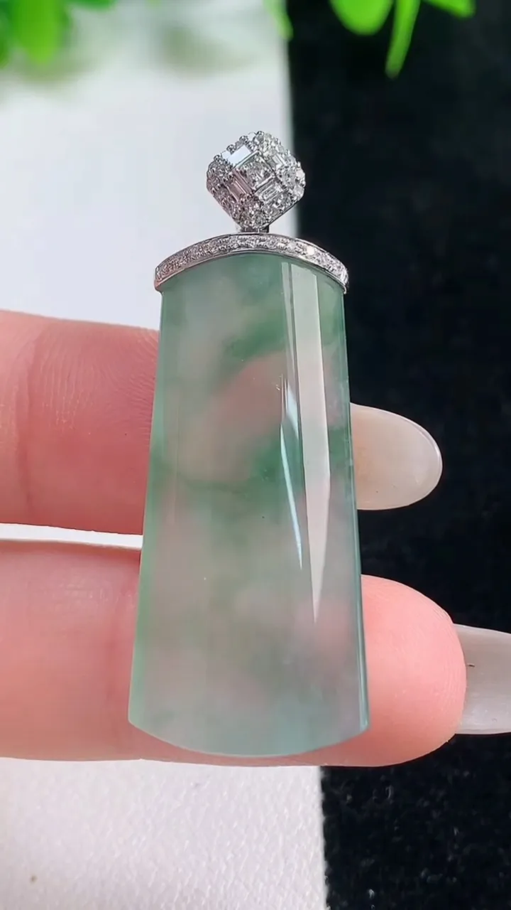 天然A货翡翠种飘花无事牌吊坠，尺寸34.5-15.5-5.4，重量:6.98g
10月18日