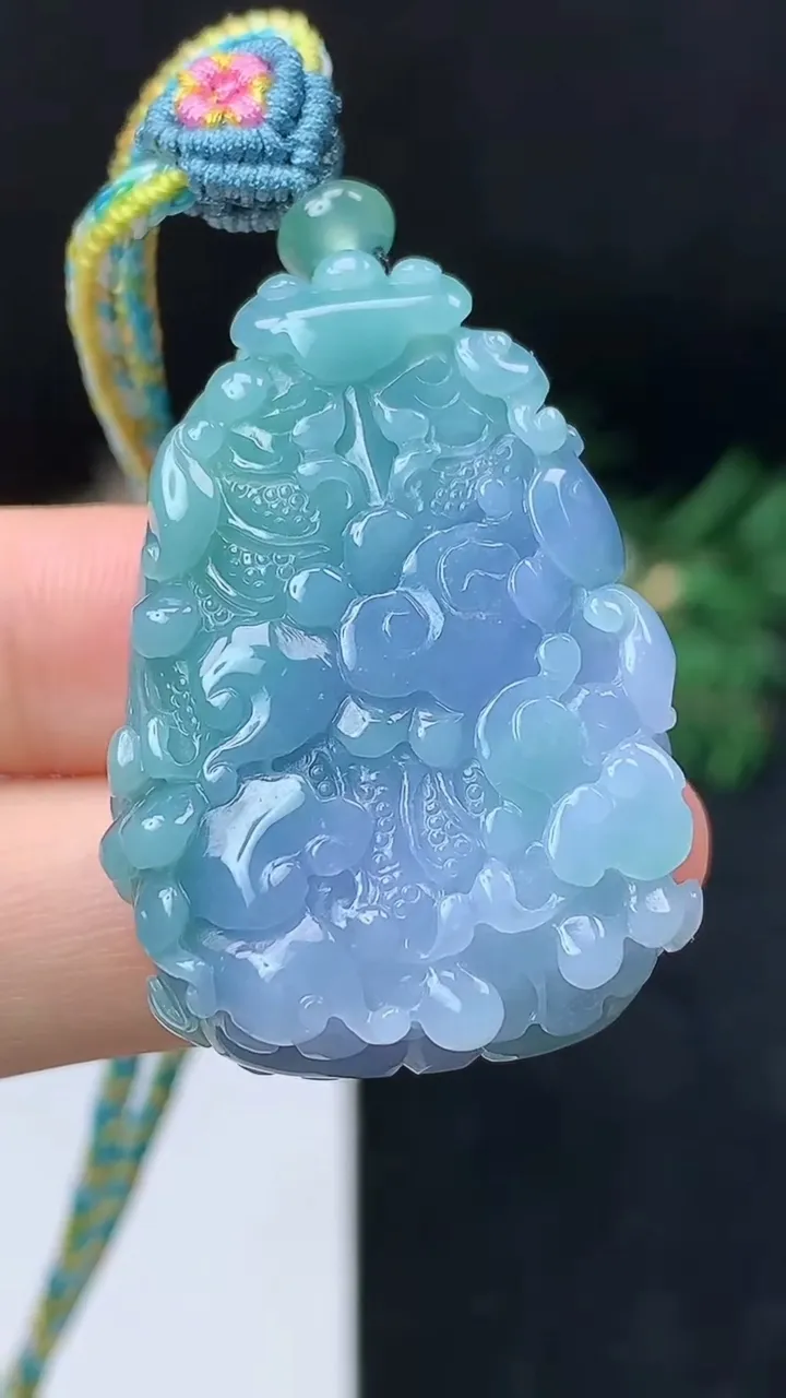 天然A货翡翠春带彩 紫罗兰白菜吊坠，尺寸36.6-25.7-11.8，重量:27.00g
10月18