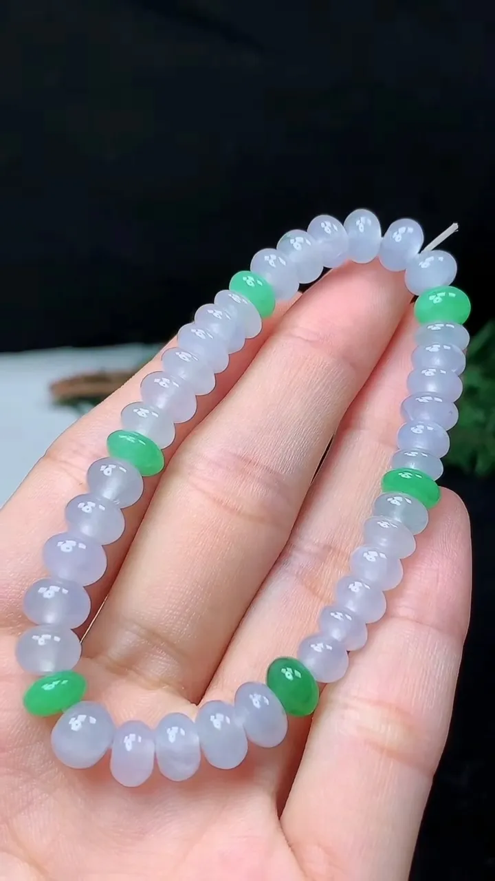 天然A货翡翠白冰算盘珠手串，尺寸7.6-5-40颗，重量:16.02g10月18日
工厂直销收藏佳品,种好水足，色泽均匀，有种有色，上手高大气！