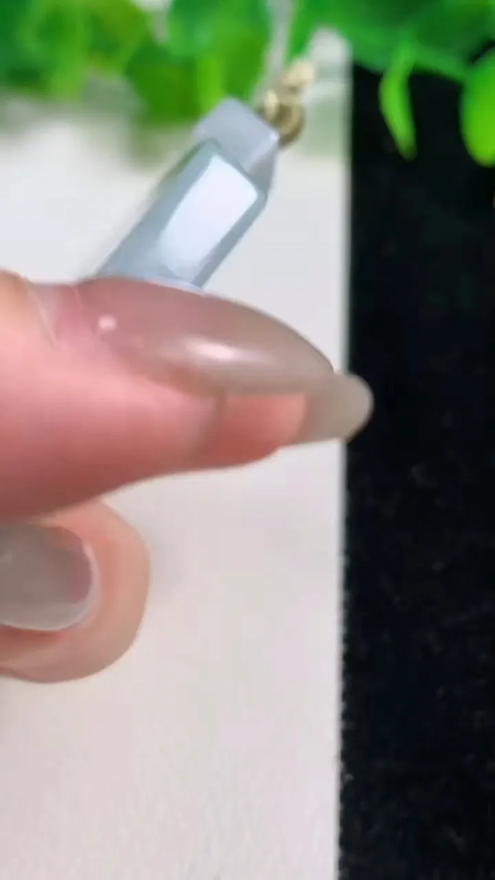 天然A货翡翠飘花无事牌吊坠，尺寸5692-42.6-7，重量:46.58g
10月18日