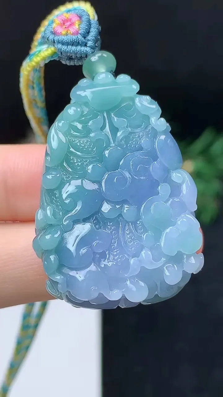 天然A货翡翠春带彩 紫罗兰白菜吊坠，尺寸36.6-25.7-11.8，重量:27.00g
10月18