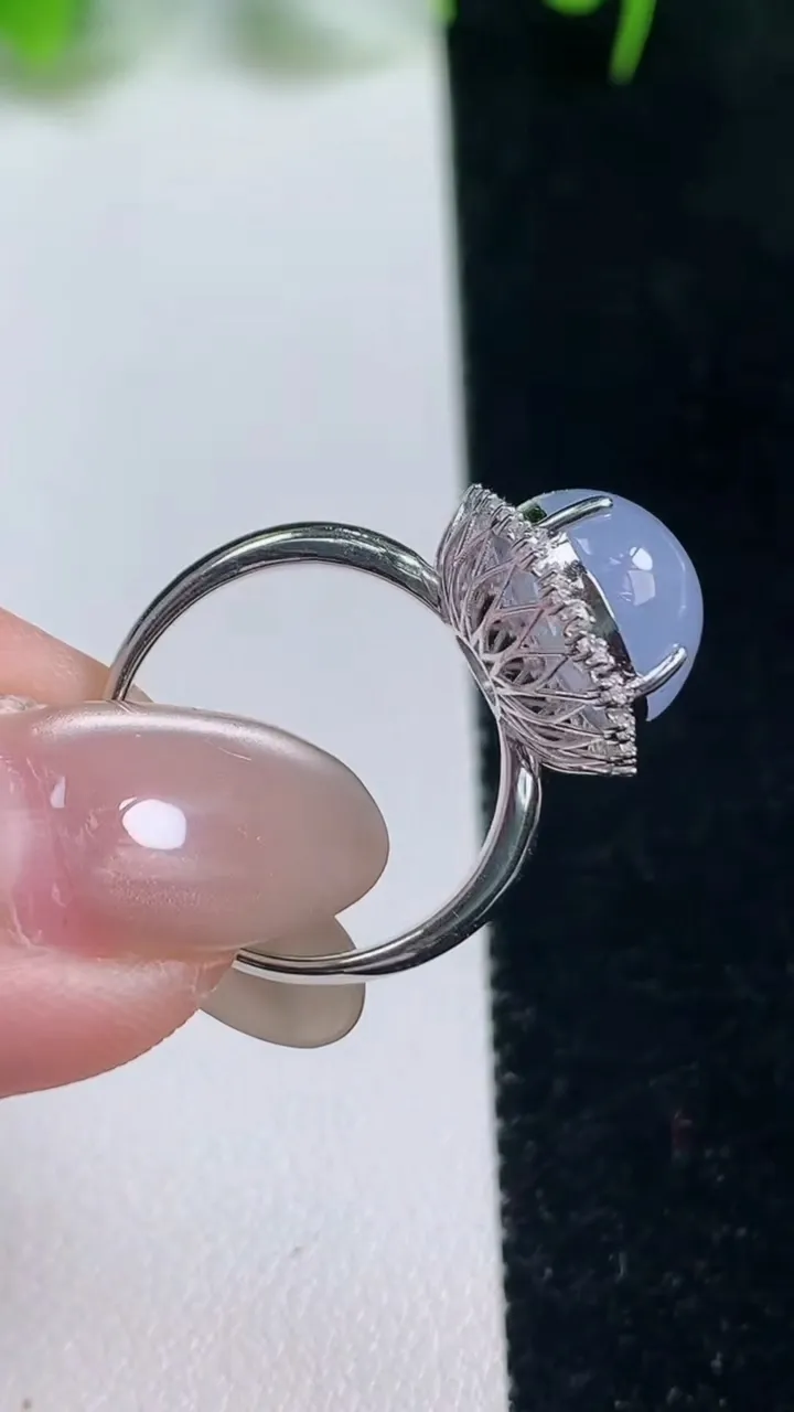 天然A货翡翠种紫罗兰蛋面戒指，尺寸17.2-12-10.4-10.5，重量:4.00g2025年10月18日
工厂直销收藏佳品,种好水足，色泽均匀，有种有色，上手高大气！