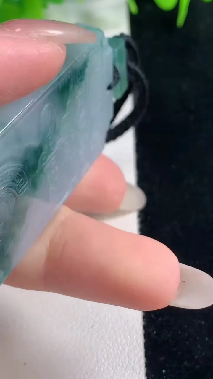 天然A货翡翠冰种飘花仿古无事牌吊坠，尺寸56.8-28.7-6.5，重量:36.14g
10月18日