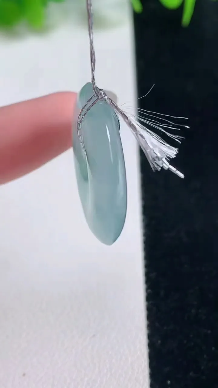 天然A货翡翠冰种飘花平安扣吊坠，尺寸25.6-5.2，重量:7.49g
10月18日