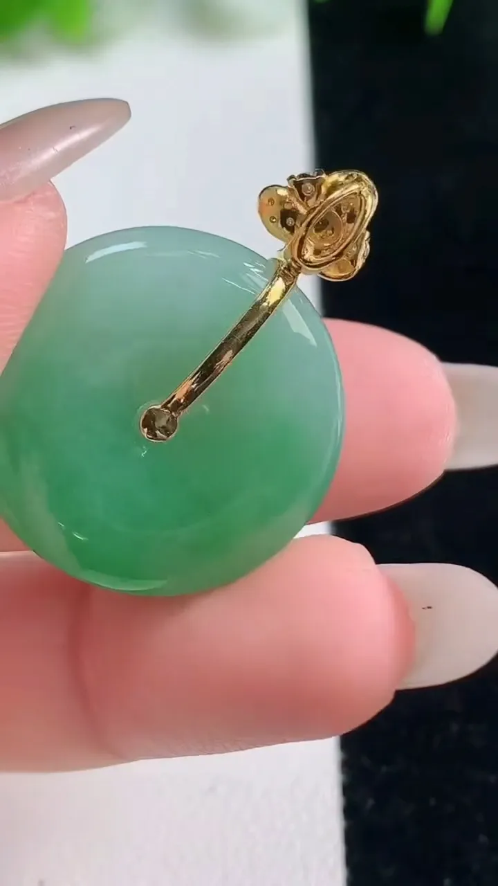 天然A货翡翠平安扣吊坠，尺寸23.7-5.6，重量:8.29g
10月18日