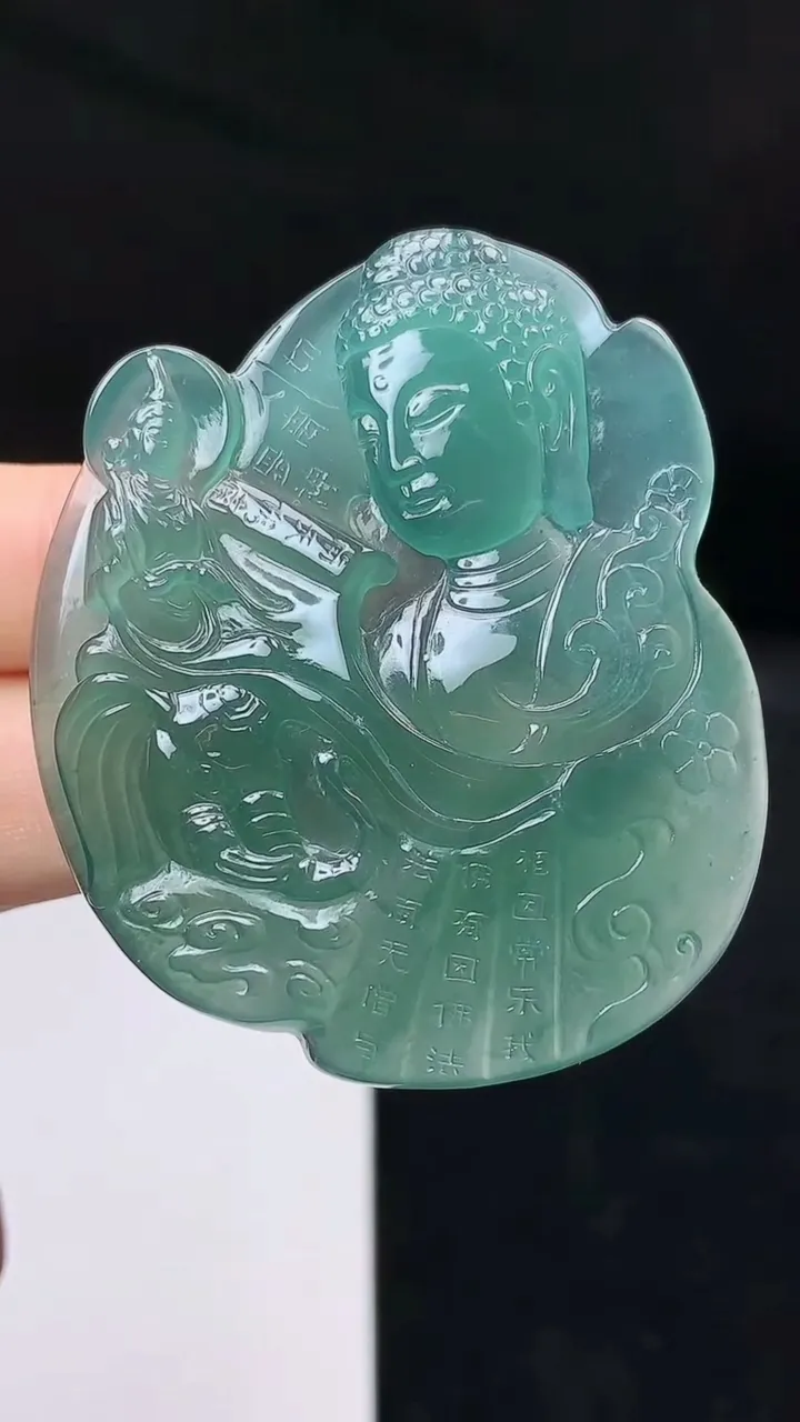 天然A货翡翠蓝水一念之间吊坠，尺寸52.8-45.4-5.4，重量:26.02g
10月18日