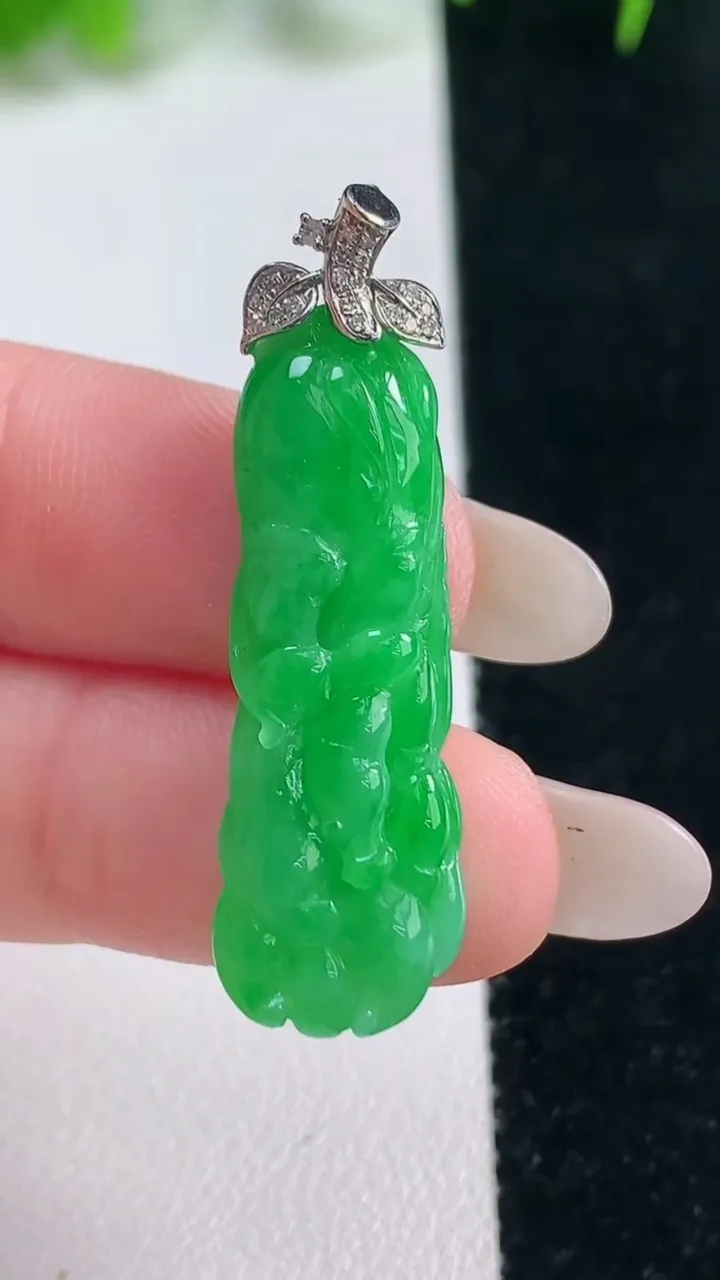 天然A货翡翠白菜吊坠，尺寸33-10-5，重量:4.21g
10月18日