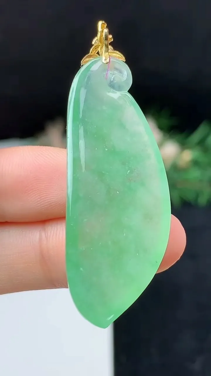 天然A货翡翠福瓜吊坠，尺寸43.8-17.9-8.6，重量:11.15g
10月18日