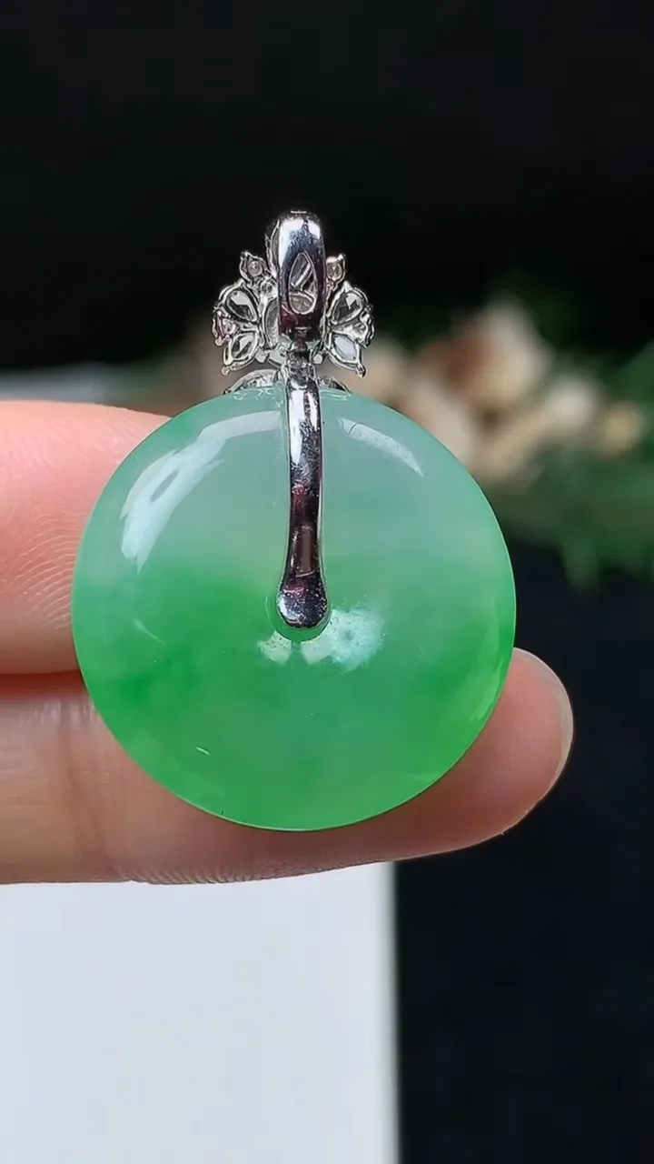 天然A货翡翠平安扣吊坠，尺寸21.7-5.4，重量:5.89g
10月18日