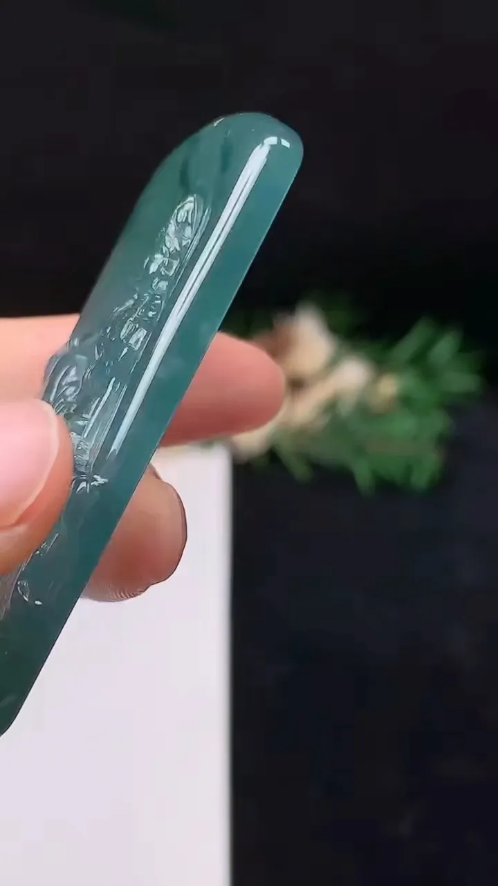 天然A货翡翠蓝水观音菩萨吊坠，尺寸60.2-30.8-4.7，重量:23.62g
10月18日