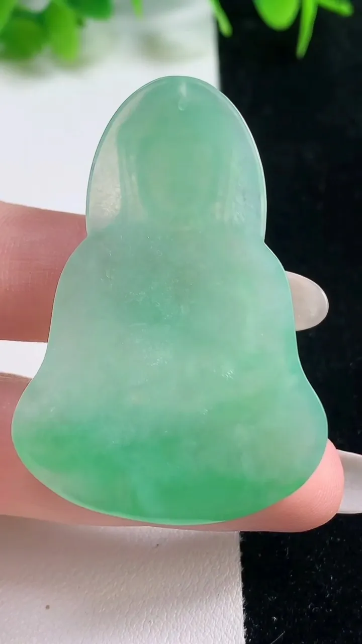 天然A货翡翠素衣观音菩萨吊坠，尺寸49.3-34.7-4.7，重量:14.69g
10月18日