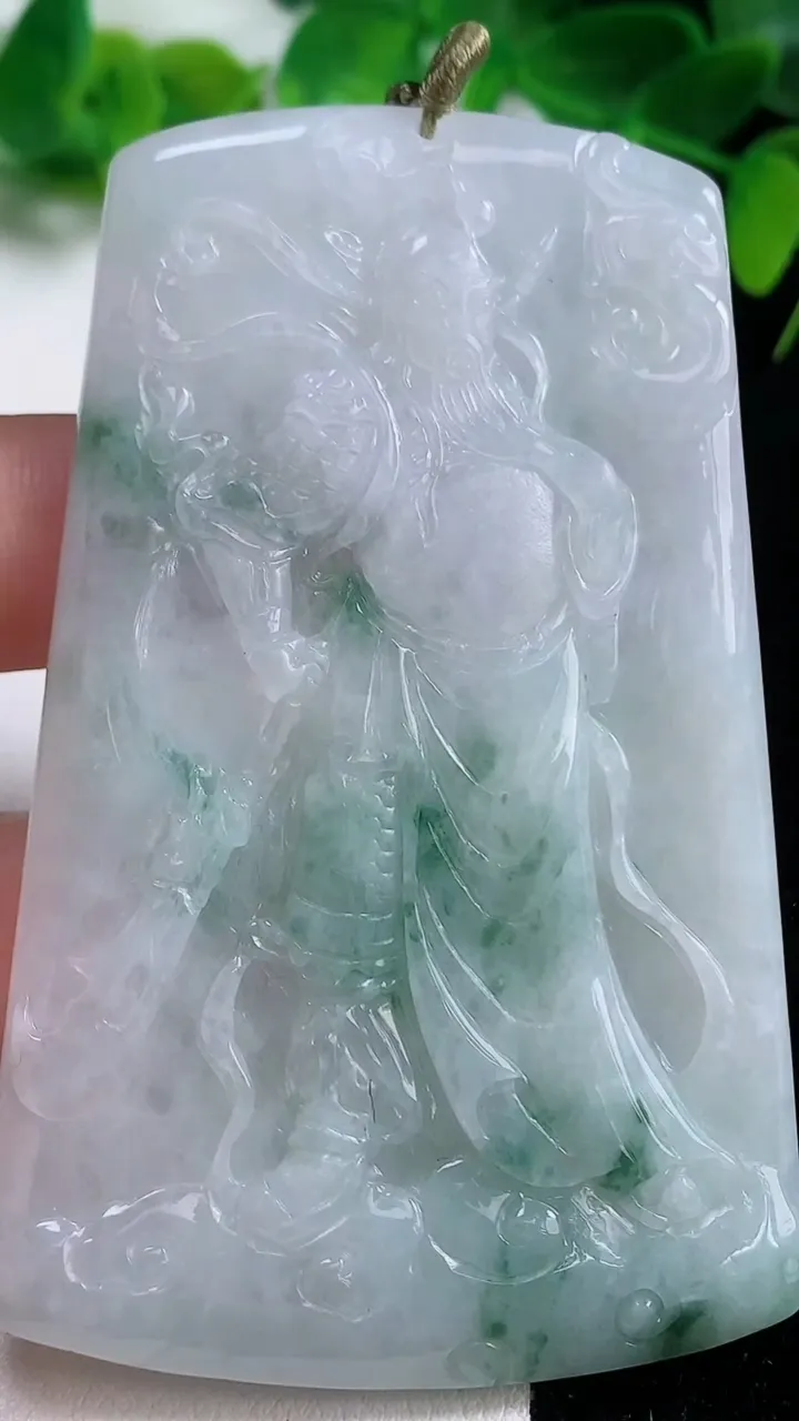 天然A货翡翠冰种飘花关公吊坠，尺寸64.4-48.2-5，重量:40.60g
10月19日