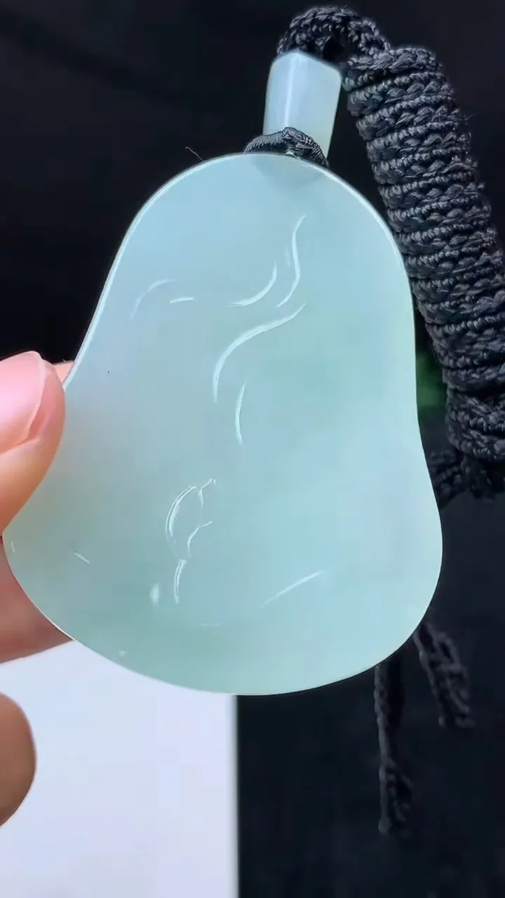天然A货翡翠白冰观音菩萨吊坠，尺寸51.6-39.8-11.4，重量:48.22g
10月18日