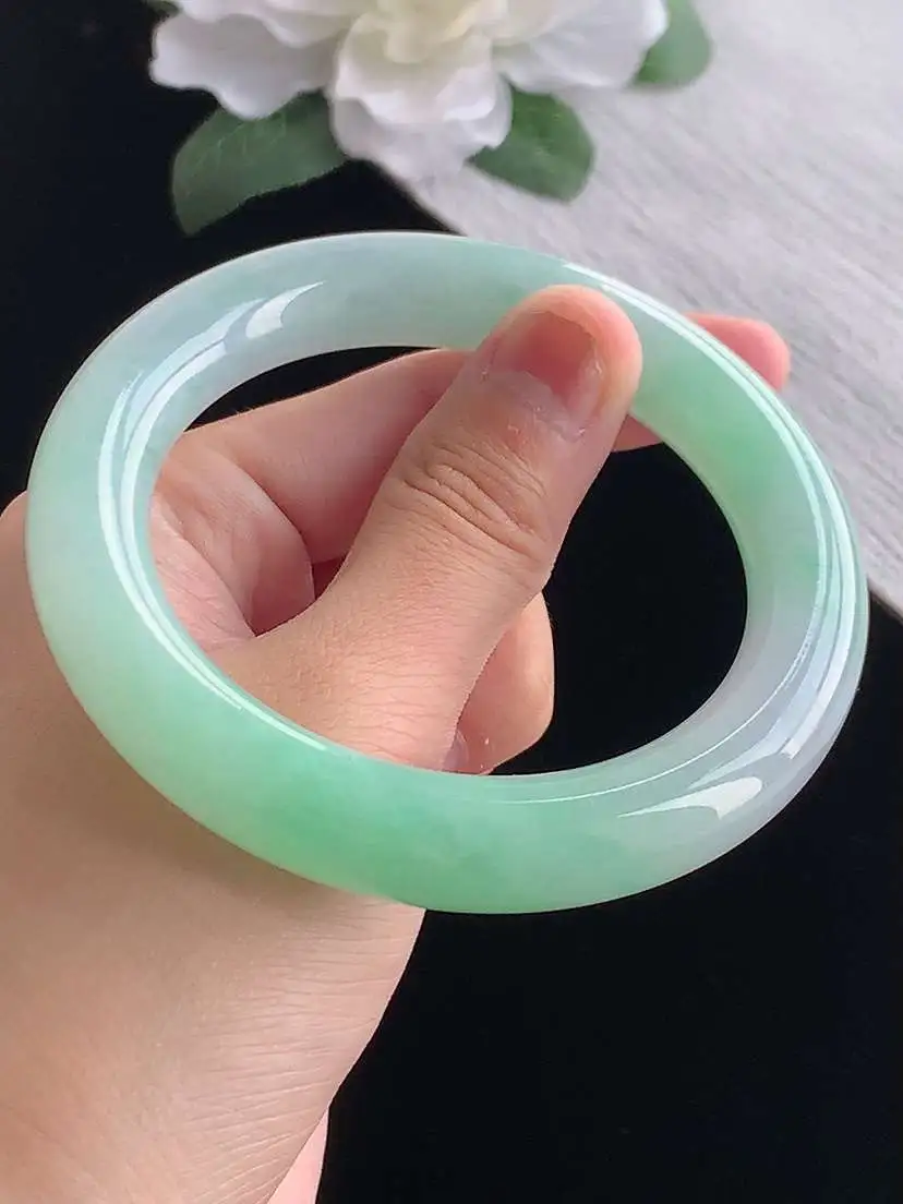 a货翡翠老坑冰种飘绿甜绿圆条手镯58-59圈口  尺寸58.5×11.8mm 重量81.08g 1017