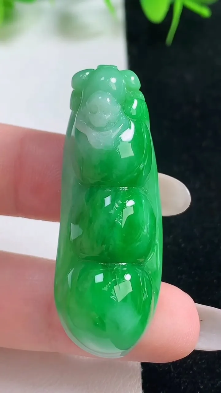 天然A货翡翠福豆吊坠，尺寸46.3-17-10.8，重量:16.35g
10月18日