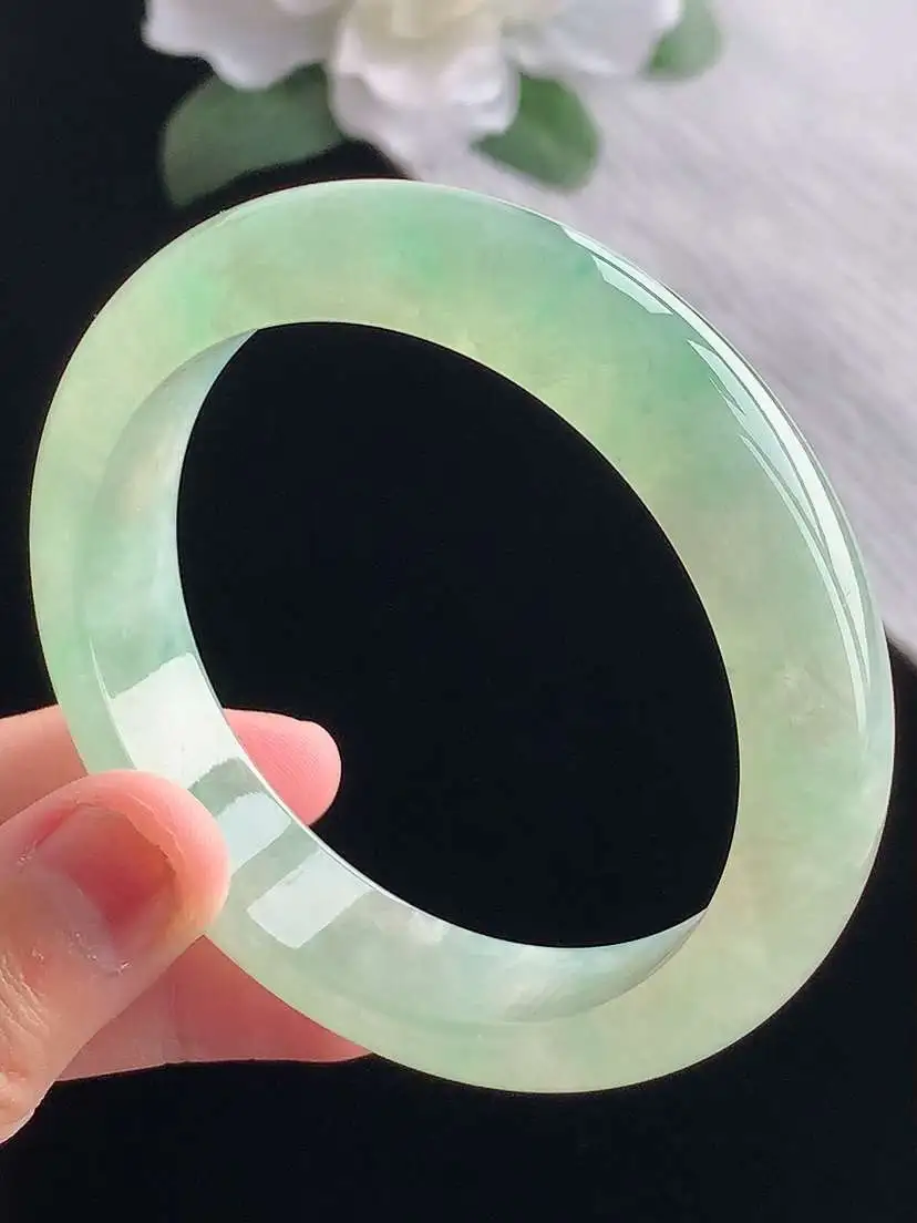 a货翡翠老坑冰种飘绿晴绿正装正圈手镯56-57圈口，尺寸56×13.3×8mm 重量61.06g 1