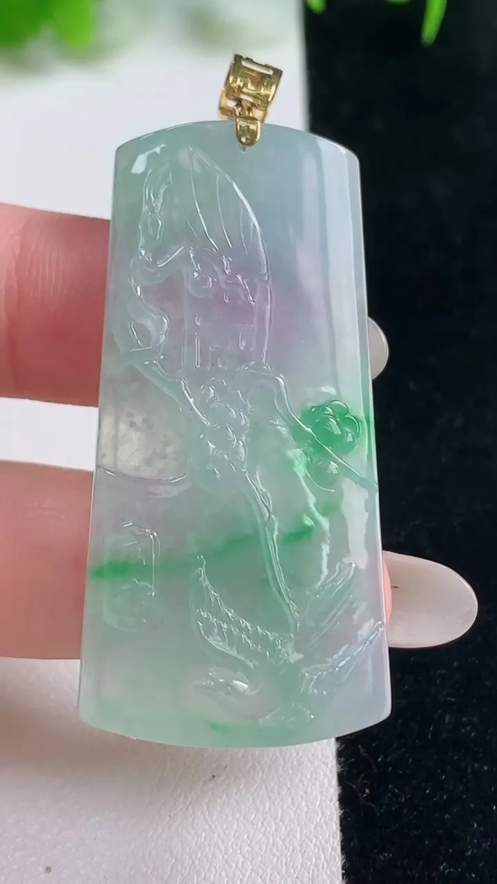 天然A货翡翠大展宏图吊坠，尺寸47.8-23.3-4.2，重量:10.15g
10月18日