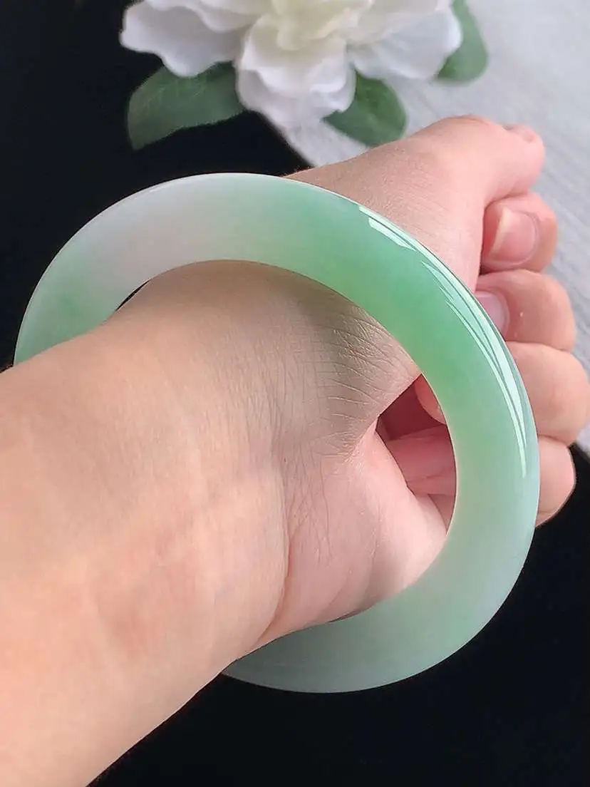 a货翡翠老坑冰种飘绿甜绿圆条手镯58-59圈口  尺寸58.5×11.8mm 重量81.08g 1017