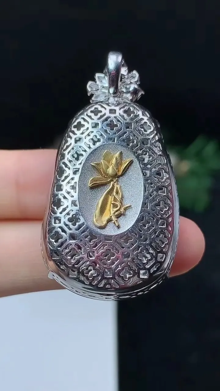 天然A货翡翠如意吊坠，尺寸35.6-24.2-10.5，重量:13.34g
10月18日