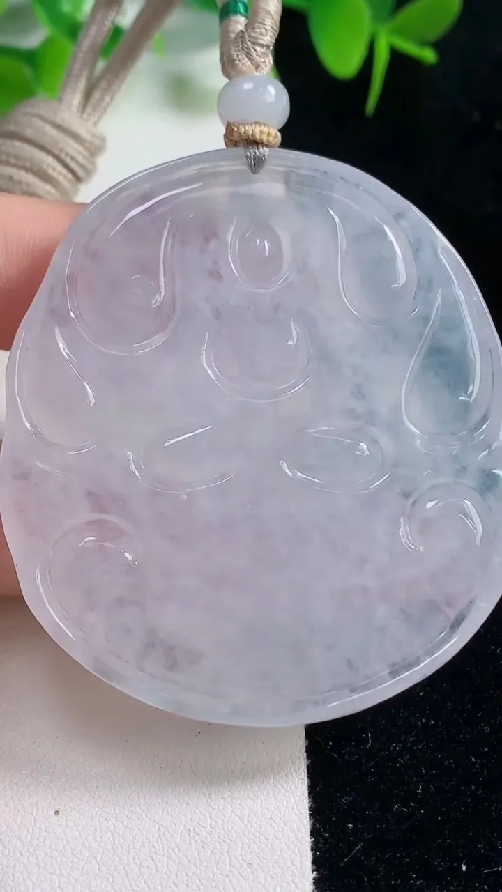 天然A货翡翠种白冰御龙大势至观音菩萨吊坠，尺寸56.6-50-7.7，重量:47.80g
10月18日