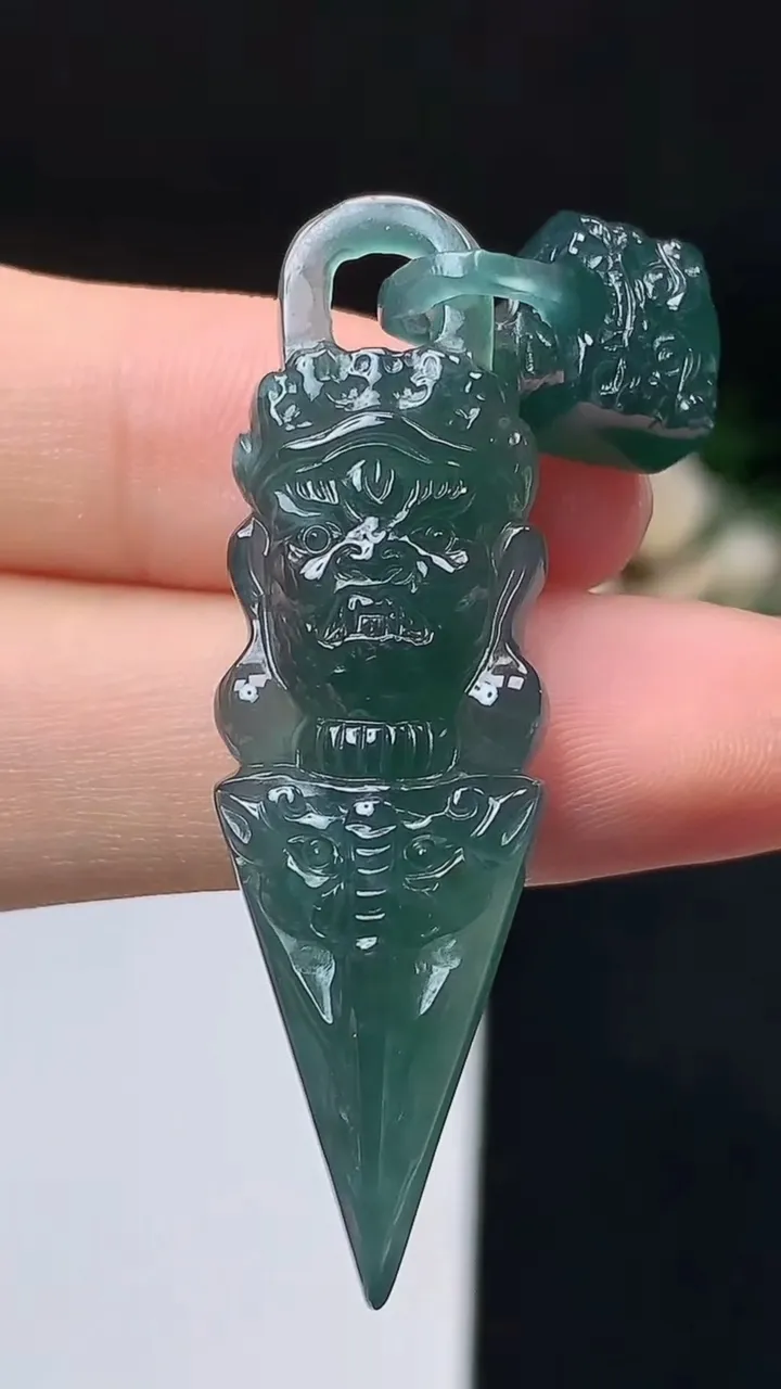 天然A货翡翠蓝水降魔杵吊坠，尺寸47.4-14.4-5.9，重量:8.39g
10月18日