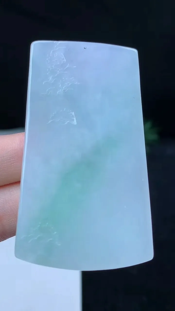 天然A货翡翠山水牌吊坠，尺寸61.8-34-6.4，重量:33.72g
10月18日