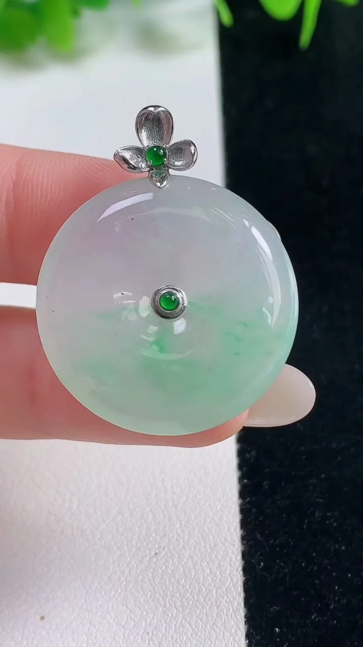 天然A货翡翠平安扣吊坠，尺寸27.6-5.3，重量:9.04g
10月18日