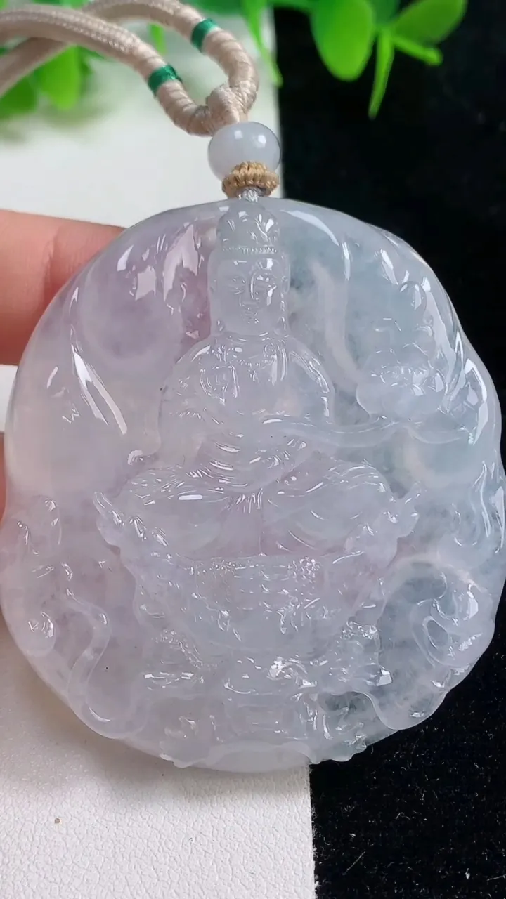 天然A货翡翠种白冰御龙大势至观音菩萨吊坠，尺寸56.6-50-7.7，重量:47.80g
10月18