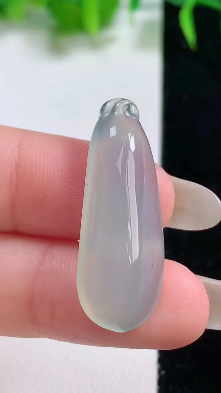 天然A货翡翠福瓜吊坠，尺寸32-12-5，重量:3.47g
10月18日