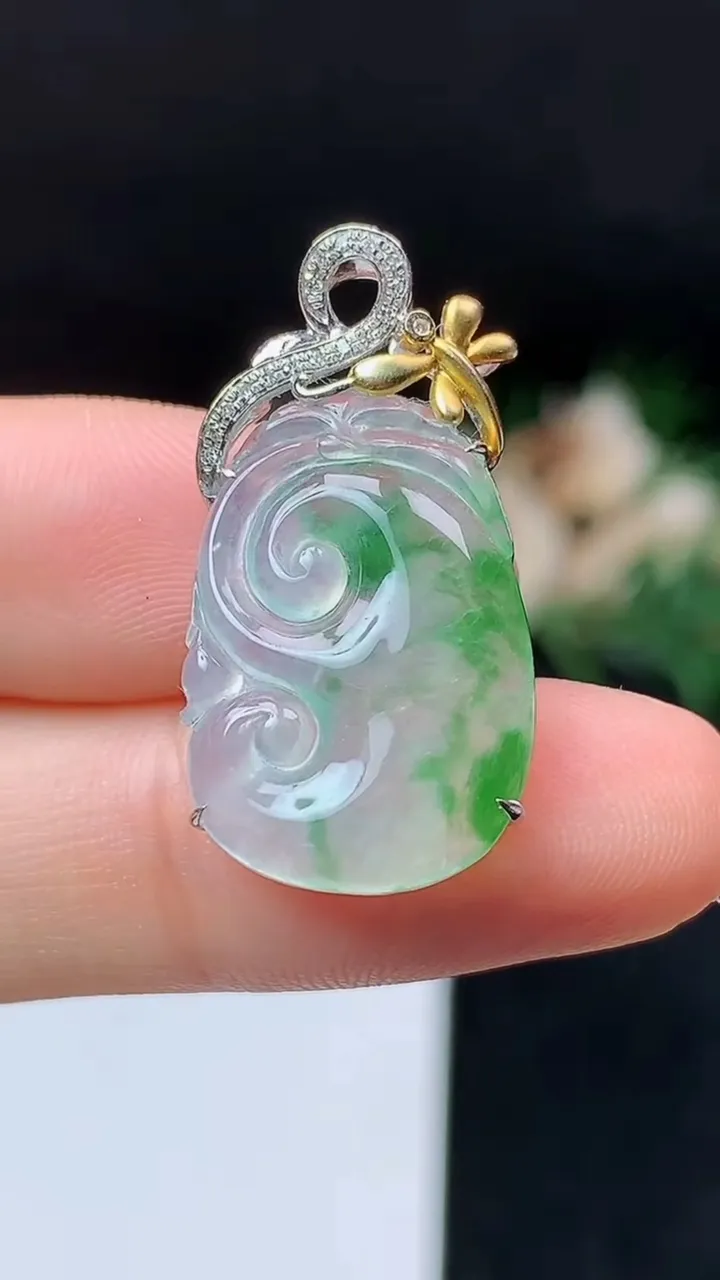 天然A货翡翠如意吊坠，尺寸20.5-14.5-6.6，重量:3.22g
10月18日