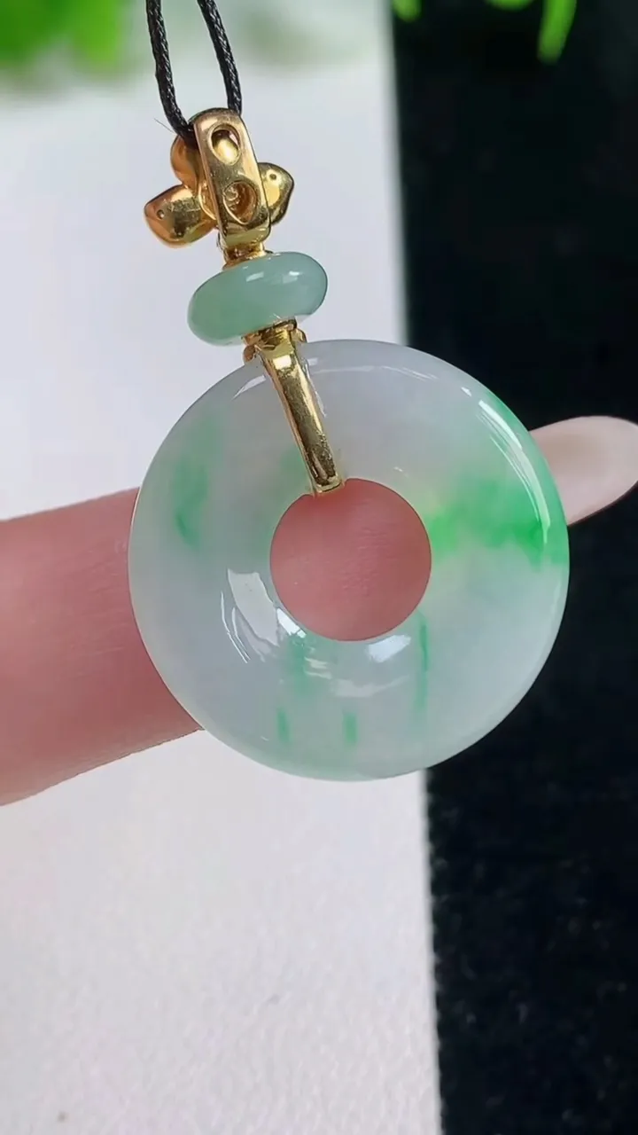 天然A货翡翠平安环 甜甜圈吊坠，尺寸22-3.7，重量:4.64g
10月18日