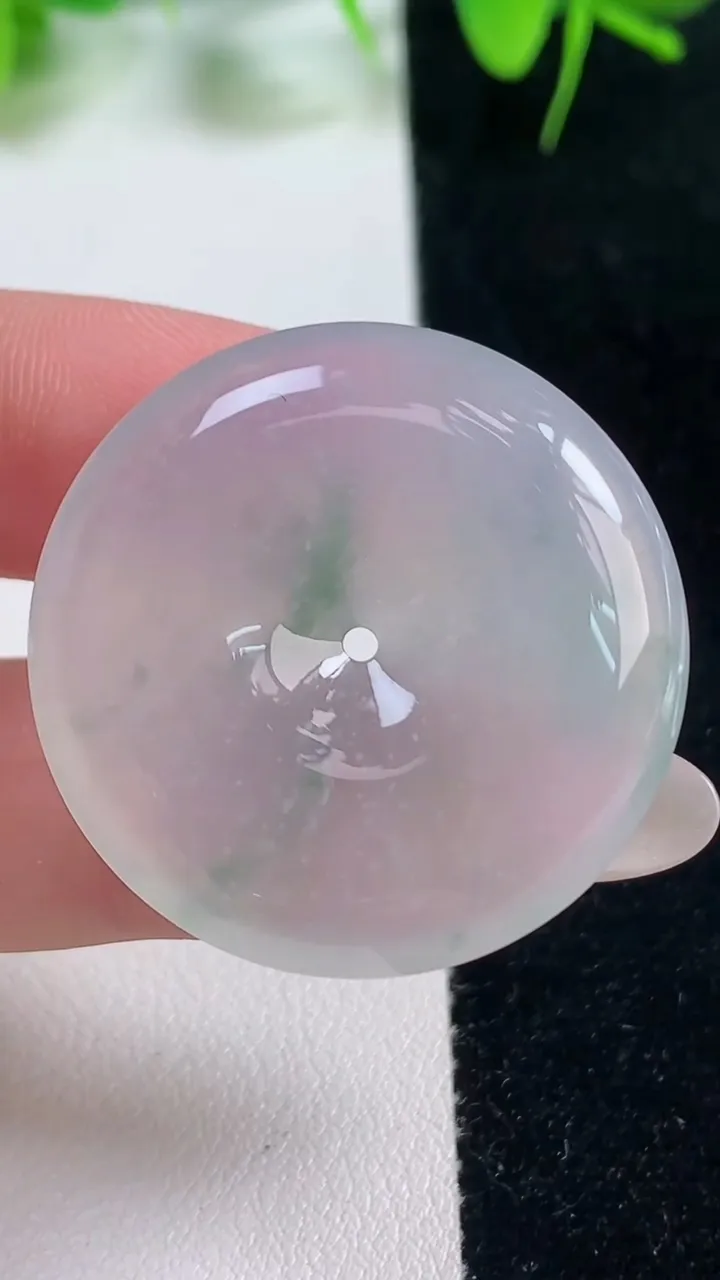 天然A货翡翠种飘花平安扣吊坠，尺寸32.3-6，重量:13.25g
10月18日