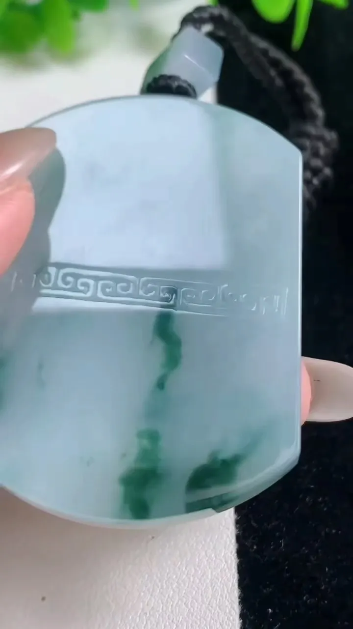 天然A货翡翠种飘花仿古无事牌吊坠，尺寸54-40.3-6.3，重量:41.77g
10月18日