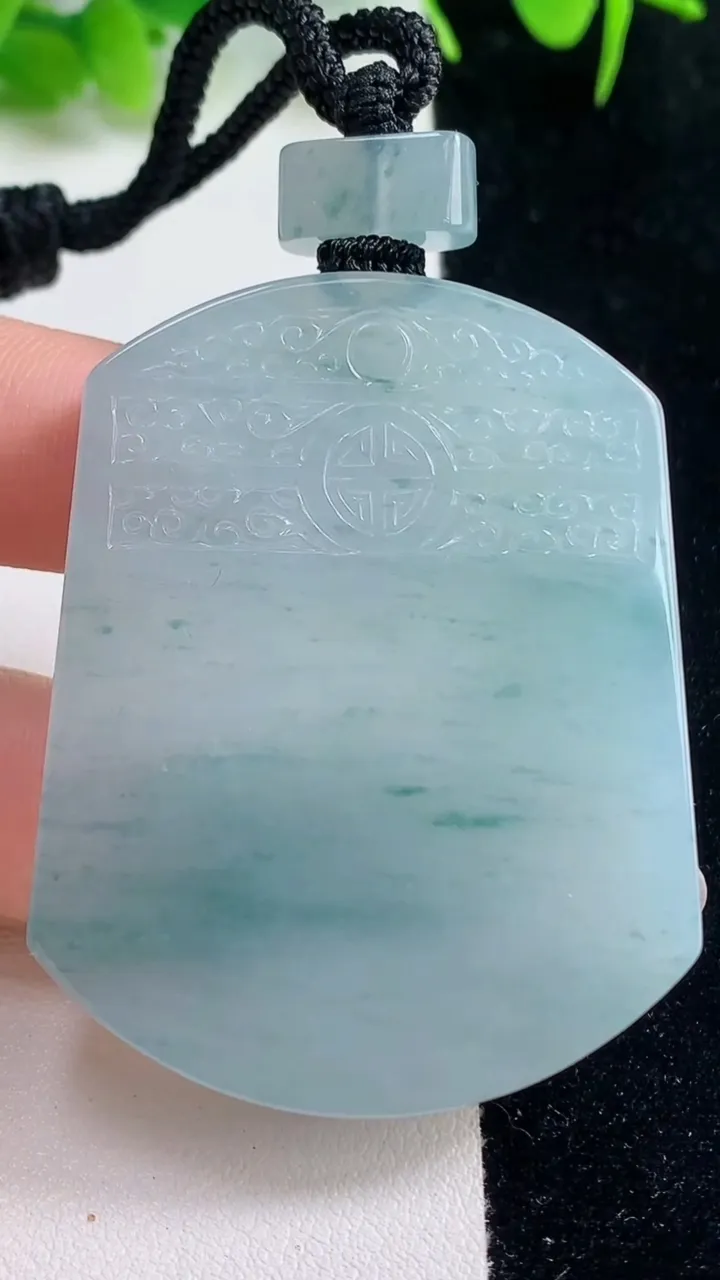 天然A货翡翠冰种飘花仿古无事牌吊坠，尺寸52.2-41.3-6，重量:41.82g
10月18日