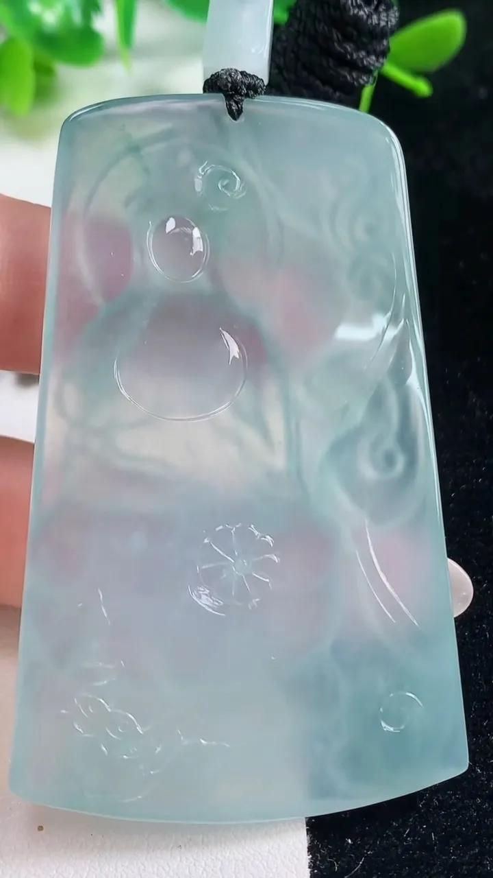 天然A货翡翠文殊菩萨吊坠，尺寸66.3-41.5-5.6，重量:38.38g
10月18日