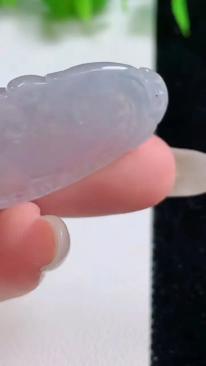 天然A货翡翠冰种飘花如意吊坠，尺寸35.6-20.3-4.6，重量:7.15g
10月18日