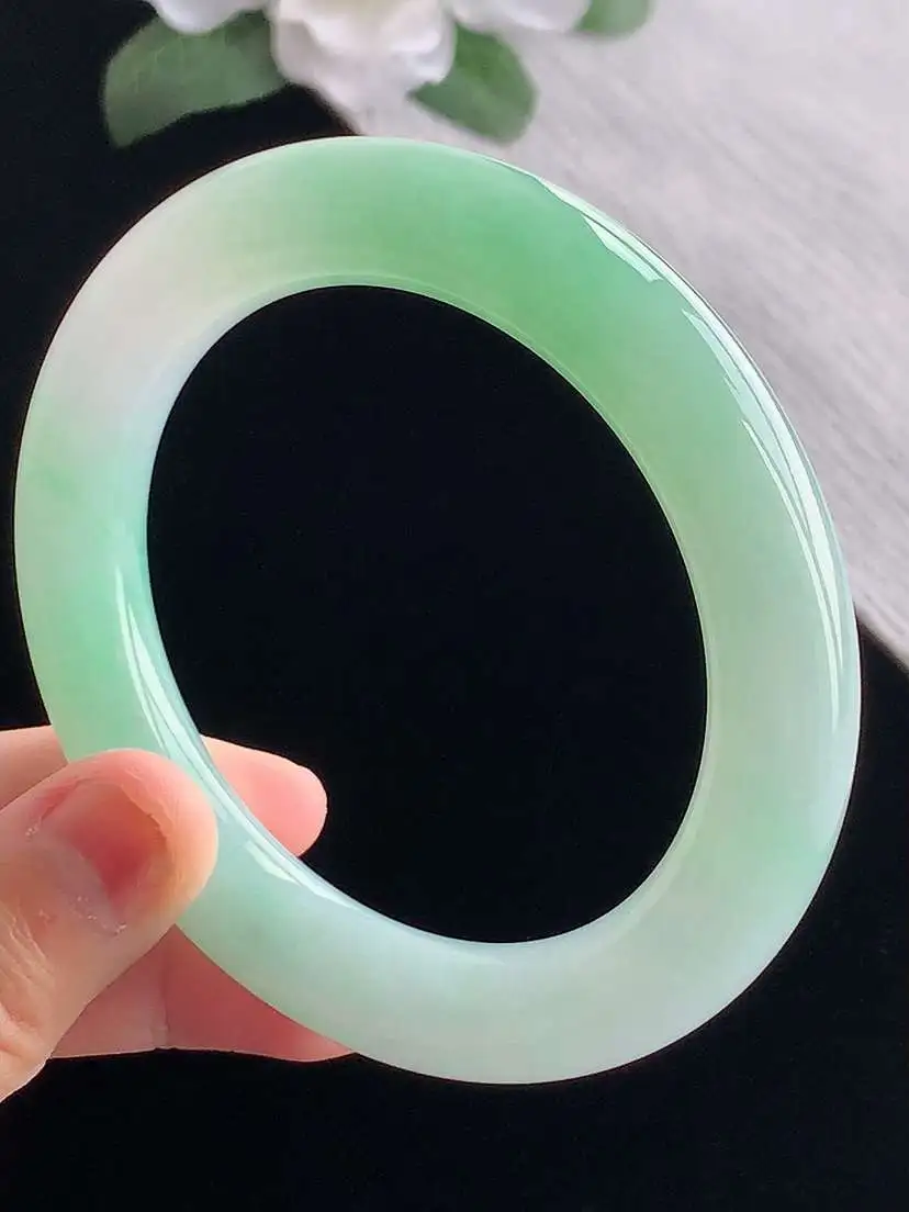a货翡翠老坑冰种飘绿甜绿圆条手镯58-59圈口  尺寸58.5×11.8mm 重量81.08g 10