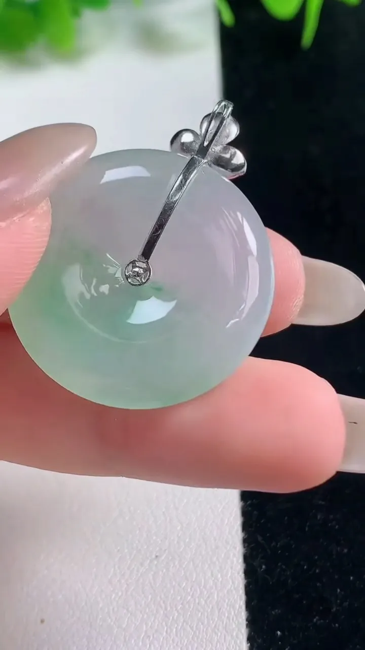 天然A货翡翠平安扣吊坠，尺寸27.6-5.3，重量:9.04g
10月18日