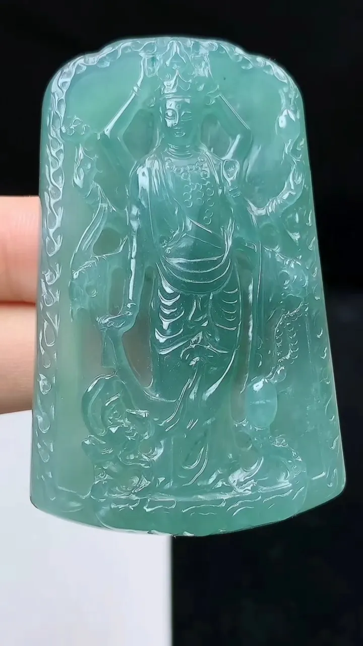 天然A货翡翠蓝水千手观音吊坠，尺寸62-37.6-6.6，重量:32.05g
10月18日