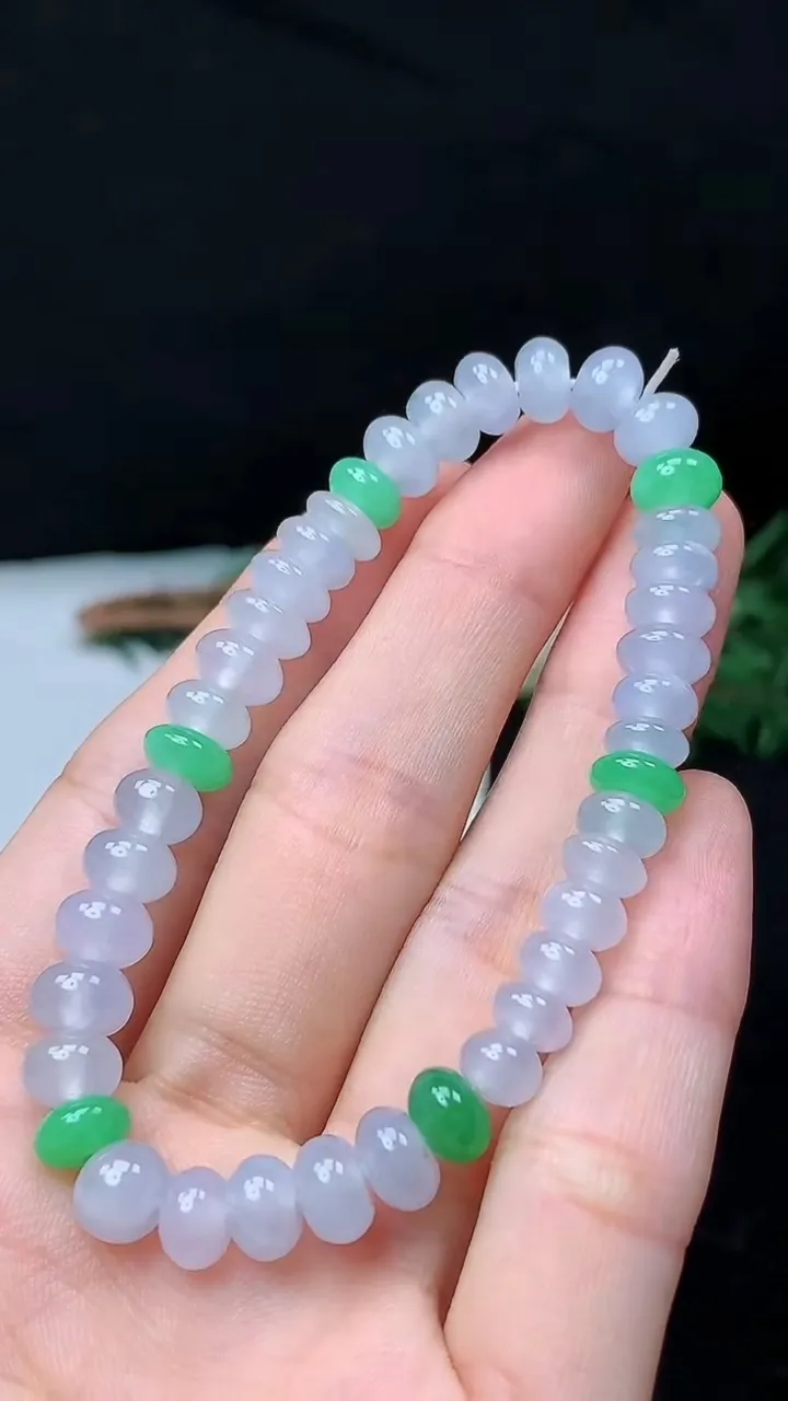 天然A货翡翠白冰算盘珠手串，尺寸7.6-5-40颗，重量:16.02g10月18日
工厂直销收藏佳品,种好水足，色泽均匀，有种有色，上手高大气！