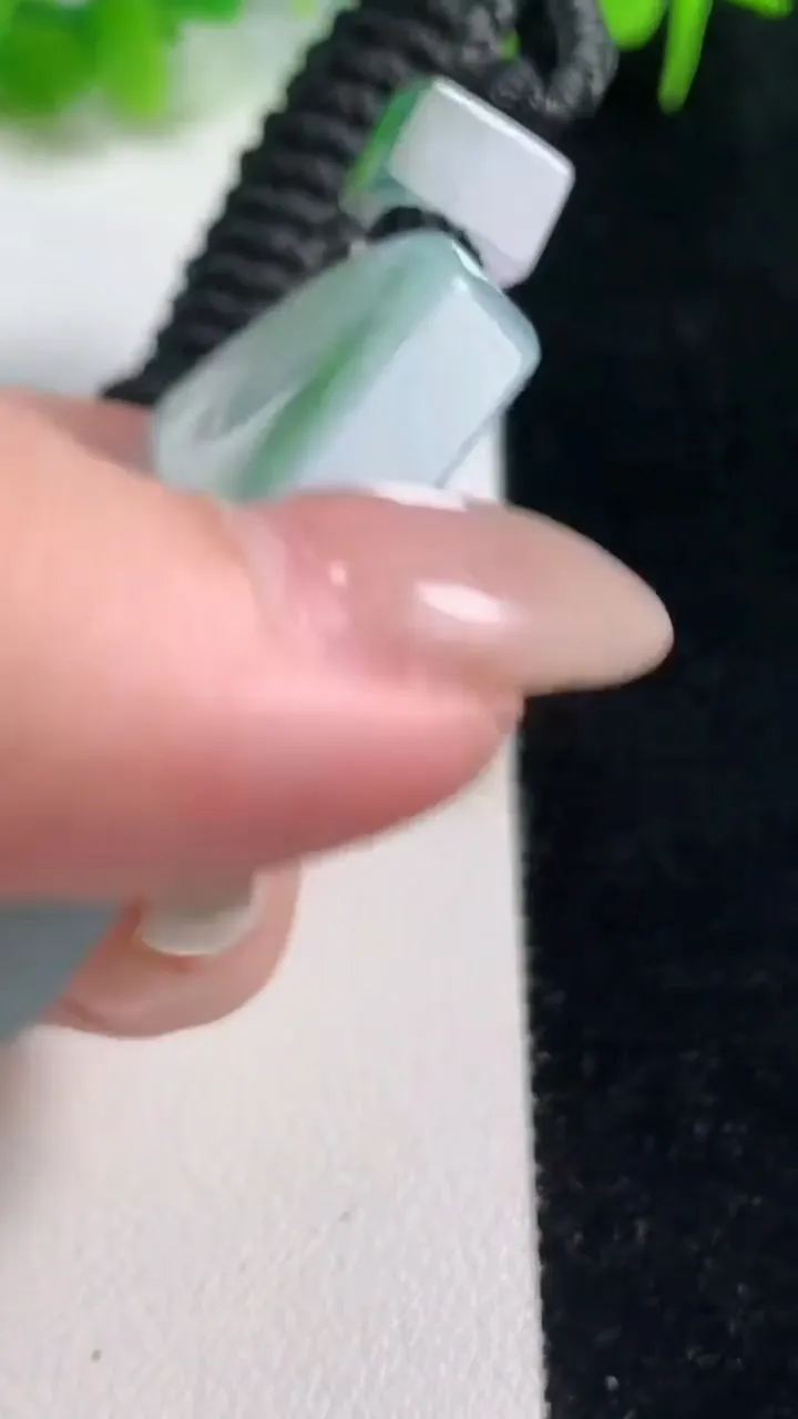 天然A货翡翠种飘花仿古无事牌吊坠，尺寸54-40.3-6.3，重量:41.77g
10月18日