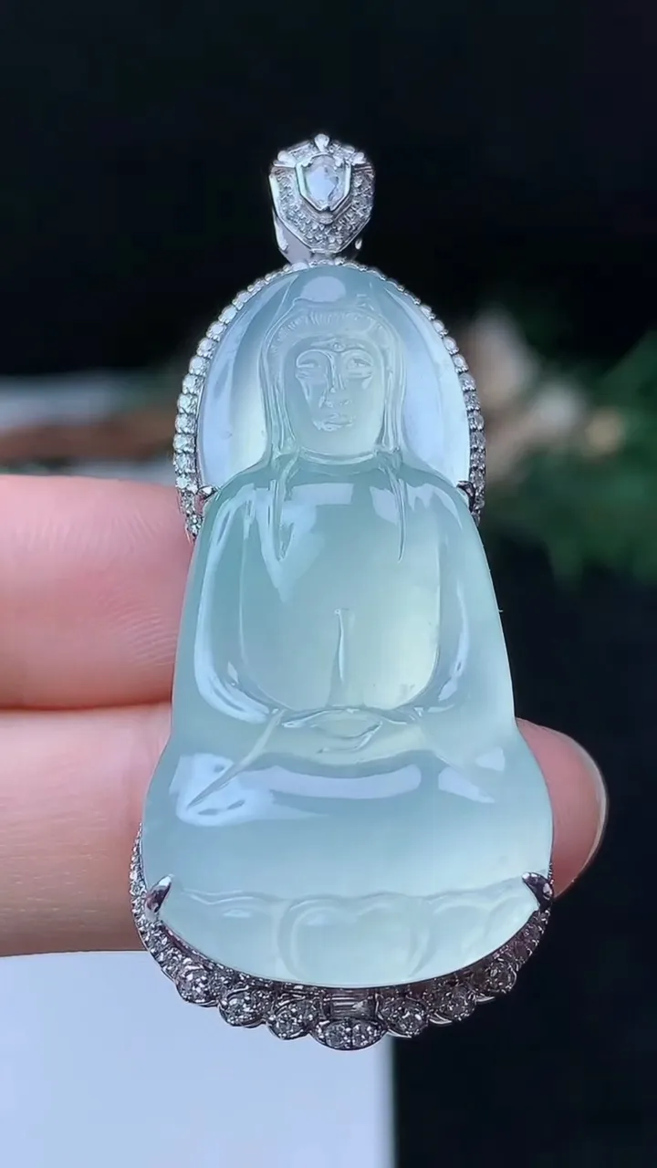 天然A货翡翠白冰素衣观音吊坠，尺寸50-38.3-20.3-10，重量:12.27g
10月18日