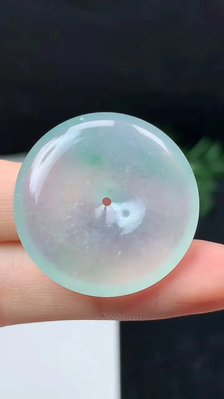 天然A货翡翠平安扣吊坠，尺寸29.5-5.7，重量:10.20g
10月18日