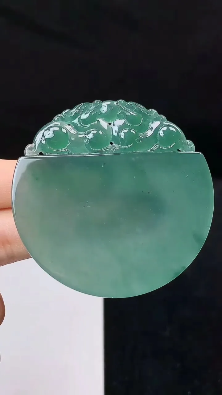 天然A货翡翠蓝水无事牌吊坠，尺寸54.7-4.7，重量:33.95g
10月18日