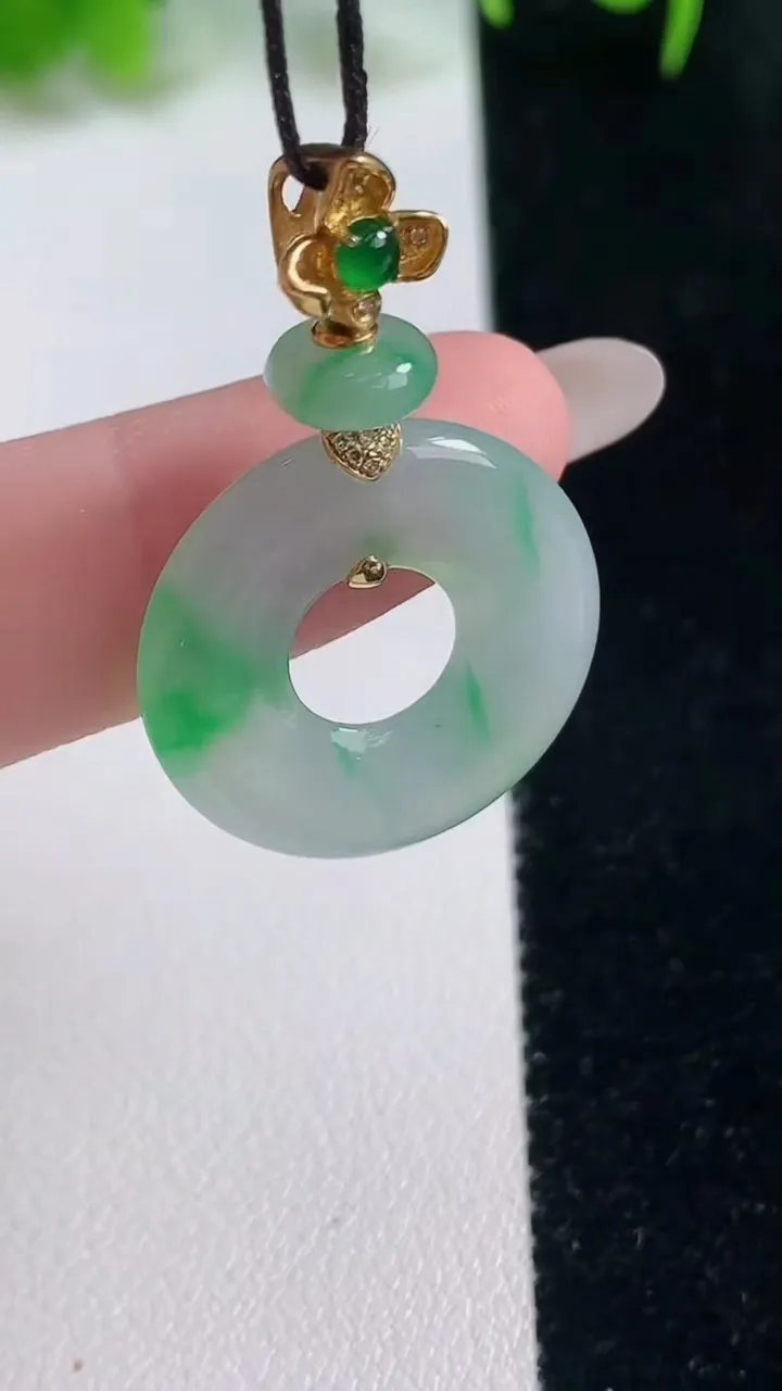 天然A货翡翠平安环 甜甜圈吊坠，尺寸22-3.7，重量:4.64g
10月18日