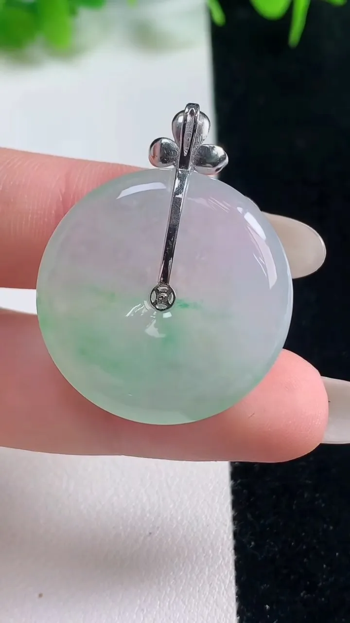 天然A货翡翠平安扣吊坠，尺寸27.6-5.3，重量:9.04g
10月18日
